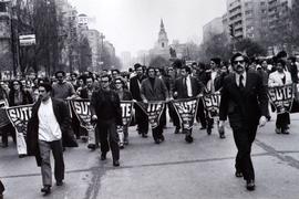 Fotografía de profesores en manifestación estudiantil